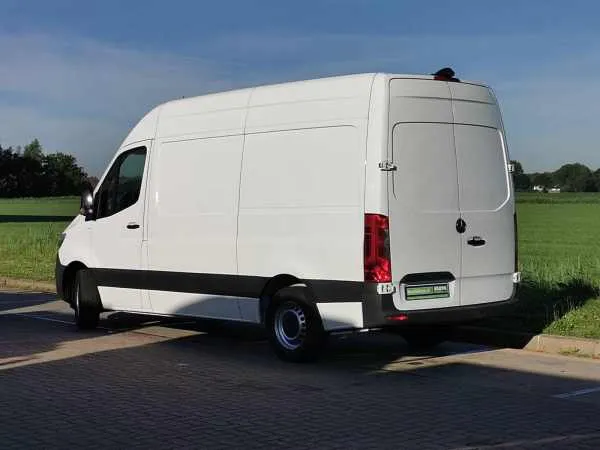 Mercedes-Benz Sprinter 314 L2H2 MBUX RWD Image 5